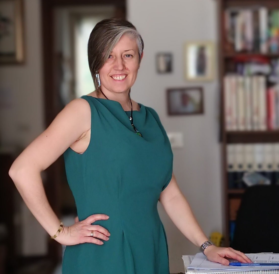 Una foto di Maurizia con adosso un'abito verde acqua.