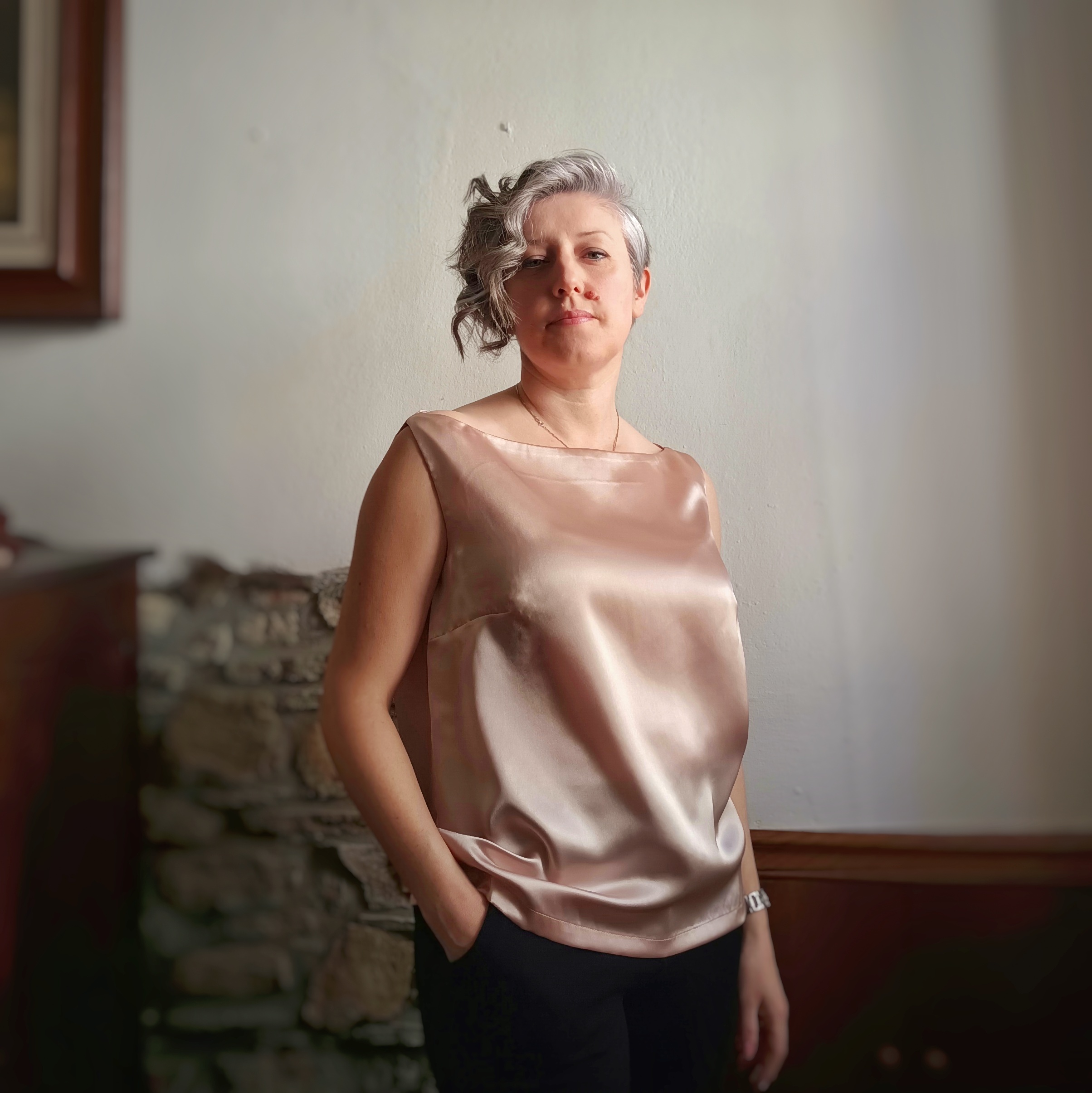 Maurizia con addosso un'abito rosa chiaro.