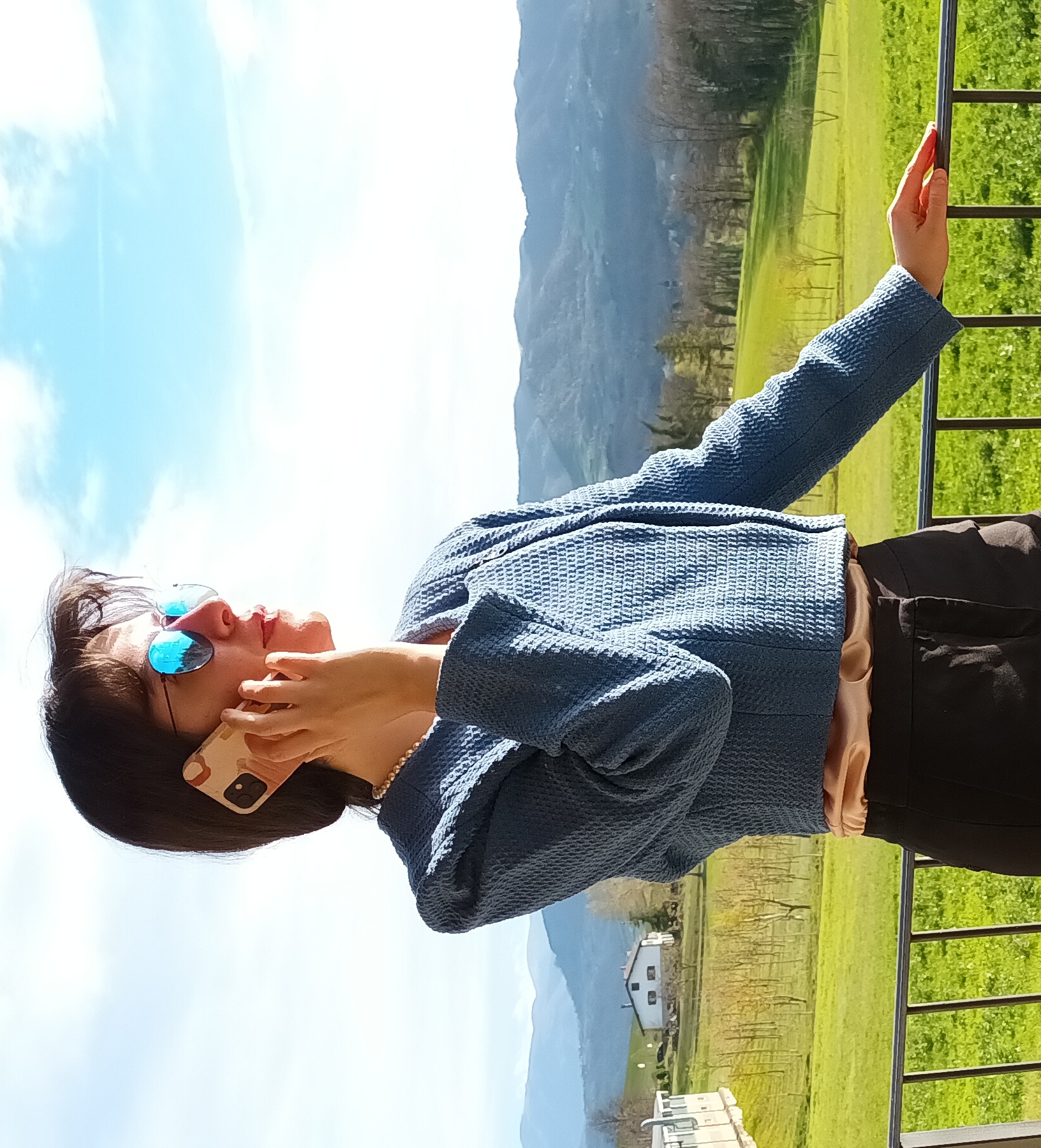 Una donna rilassata al sole che guarda l'orizzonte.